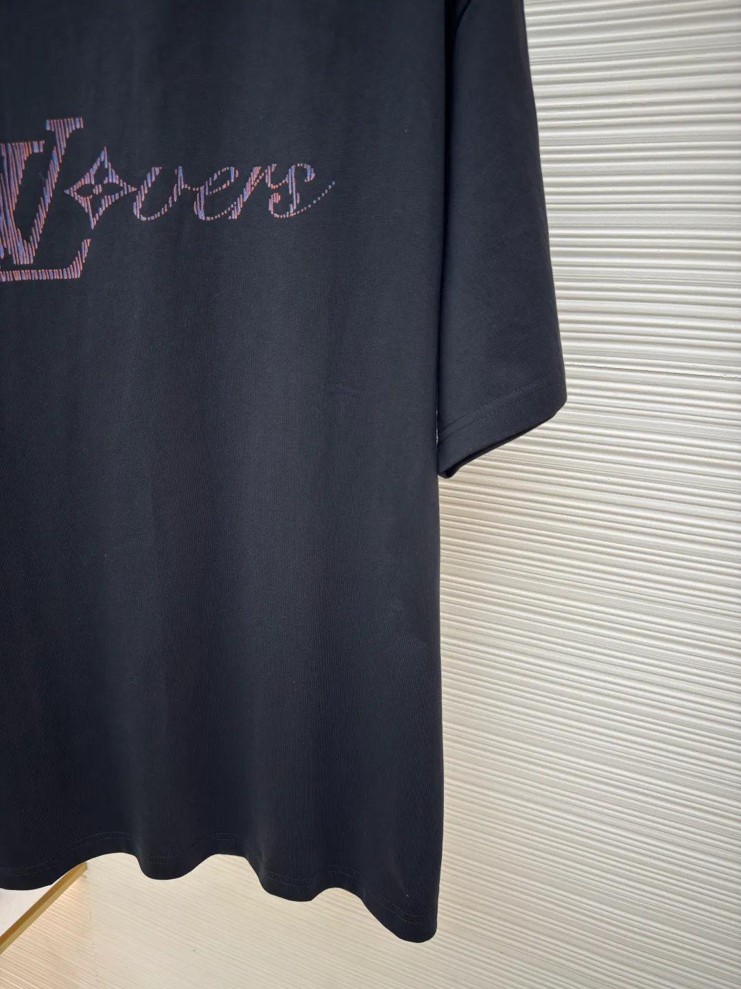LOUIS VUITTON sequin letter short sleeves ●Authentic product: Purchased and developed by 8989 ●Item number: 1680196-A00 ●Fabric: single yarn compact fine cotton ●Technology: wool washed ●Version: fitted version ●Weight: about 310 grams ●Size: S-M-L-XL ●Description: Made of combed cotton fabric, 100% cotton, the fabric is custom-woven and dyed, the upper body is supple, and the sequined embroidered letters make the garments gorgeous, high-end, brand-element, colorful, and the first choice for contemporary young people. The heavy-duty sequin embroidery uses imported embroidery machines, YB has consistent positioning, and is three-dimensional and full! There are requirements for the machine, the sequins are tightly arranged and orderly, loose version, the same style for men and women!